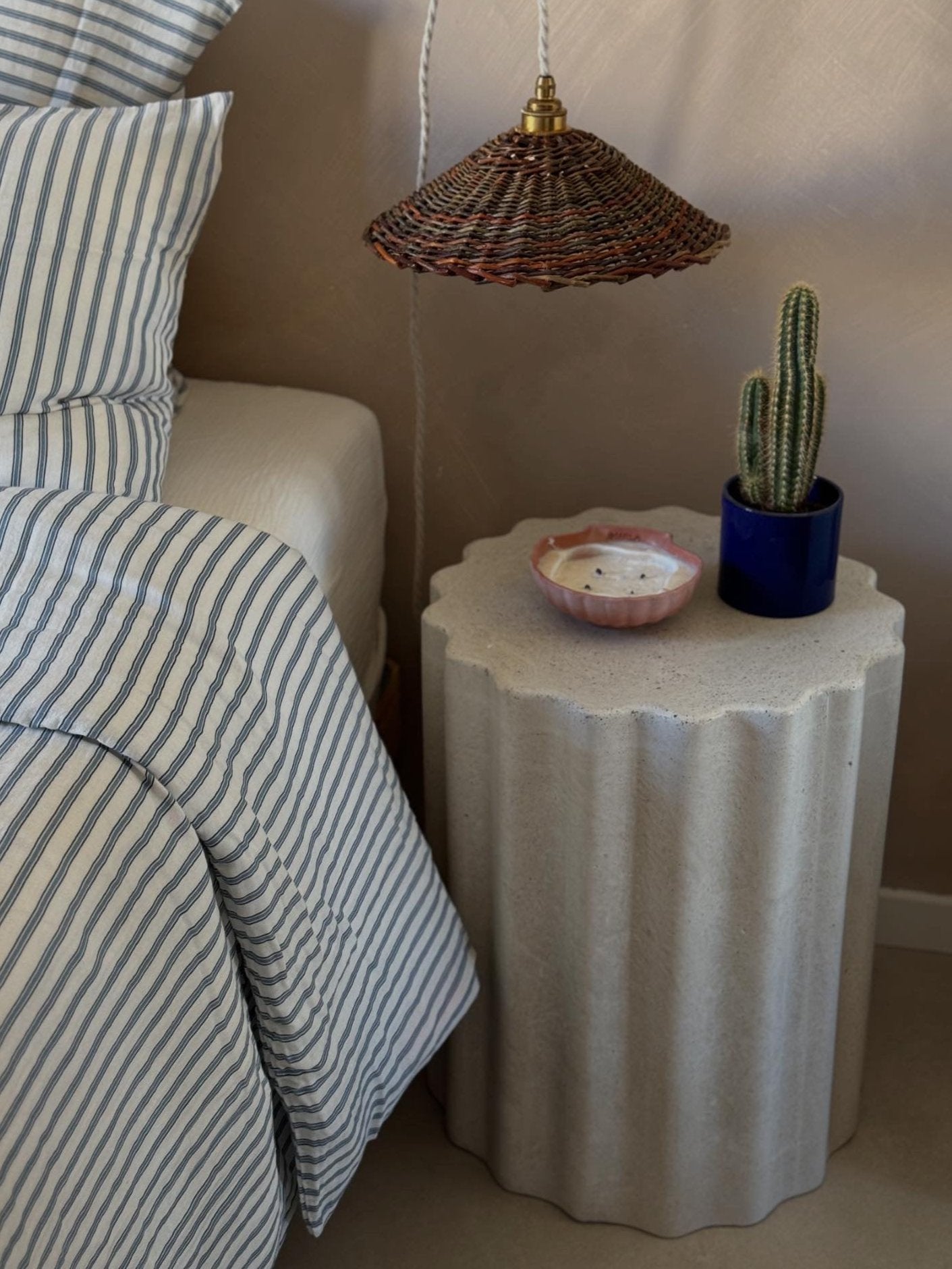 Colonne en béton Gaïa, teinte Bianco. Fabriquée par Atelier Hesmée.