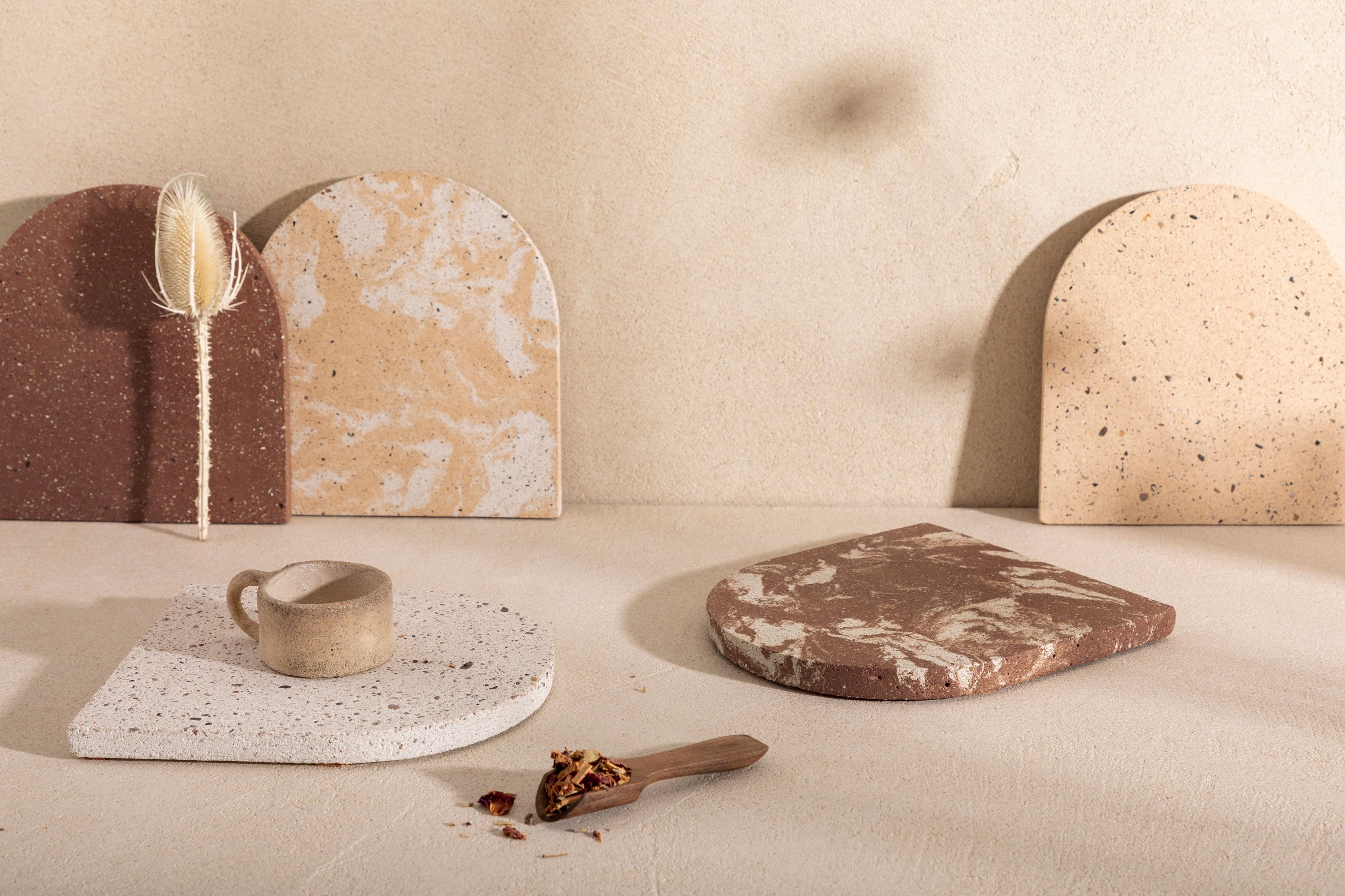 Ensemble de 5 dessous de plats en béton Lio, teinte Sabbia, Écume Sabbia, Écume Moca, Moca et Bianco. Fabriqué par Atelier Hesmée.