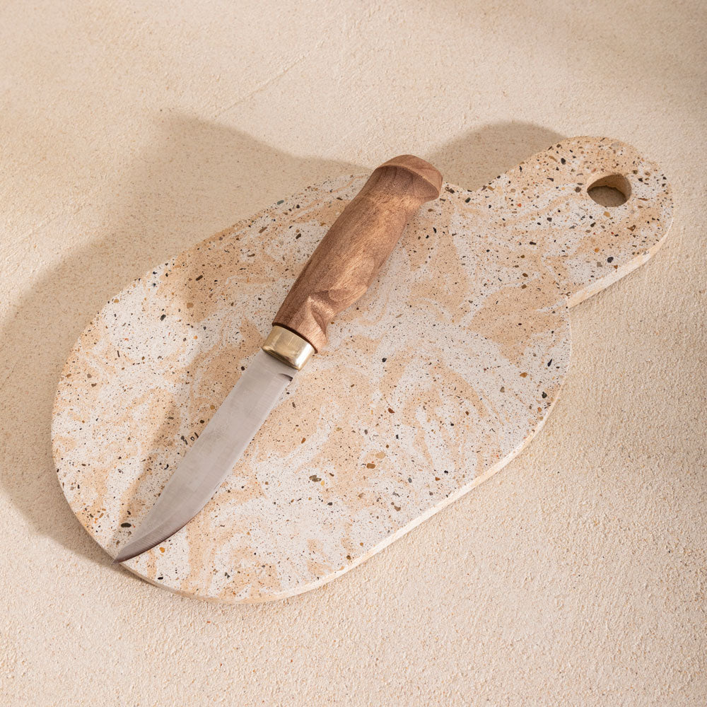 Planche à découper en béton Aimée, teinte Écume Sabbia. Fabriqué par Atelier Hesmée.