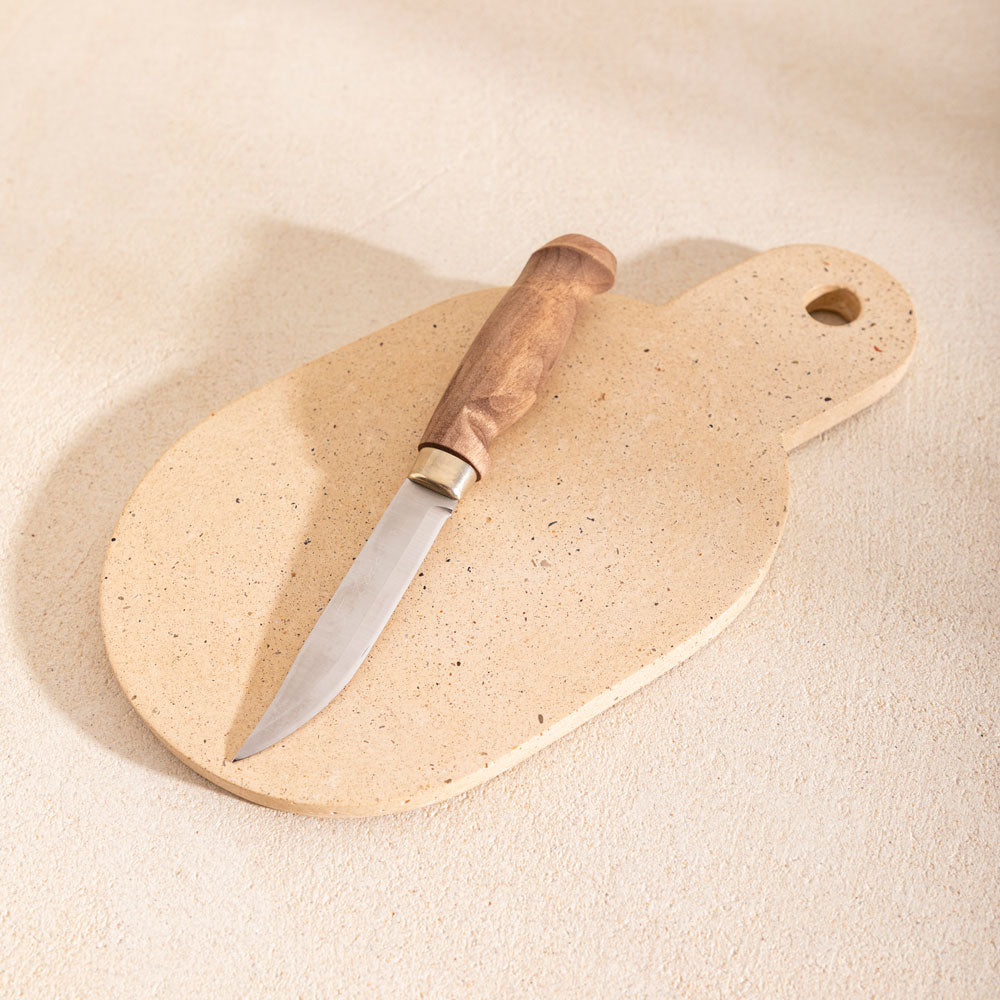 Planche à découper en béton Aimée, teinte Sabbia. Fabriqué par Atelier Hesmée.