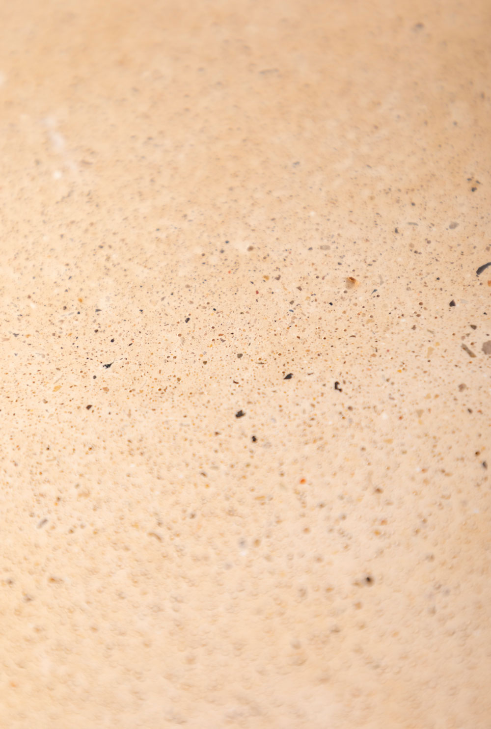 Zoom matière béton Atelier Hesmée. Béton polit teinte Sabbia.