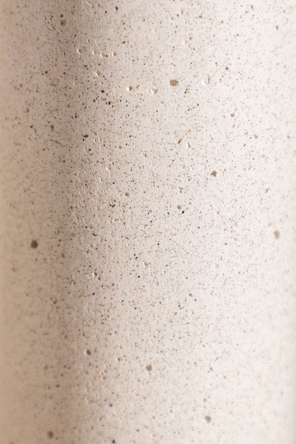 Vase en béton André, teinte Bianco. Fabriqué par Atelier Hesmée. Zoom sur la matière.