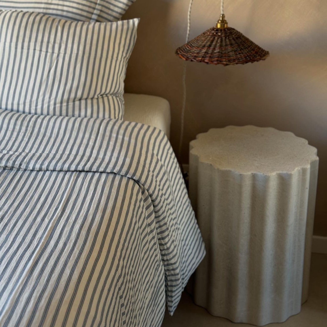 Colonne en béton Gaïa, teinte Bianco. Fabriquée par Atelier Hesmée.