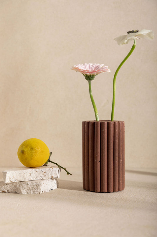 Vase en béton Gabriel, teinte Moca. Fabriqué par Atelier Hesmée.