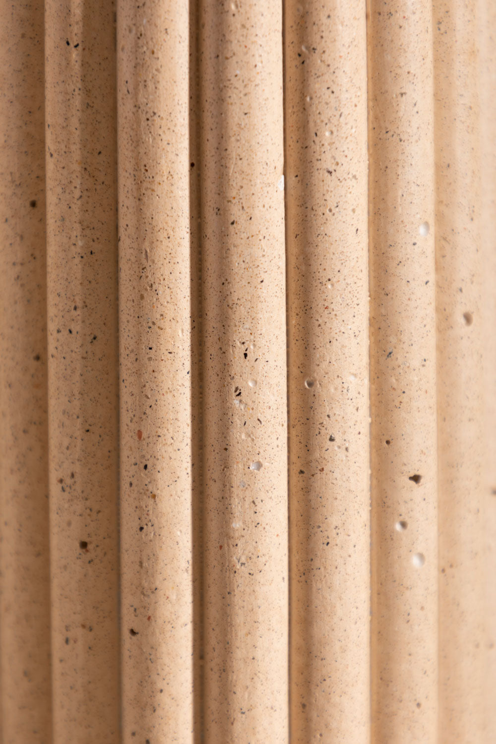 Vase en béton Gabriel, teinte Sabbia. Fabriqué par Atelier Hesmée. Zoom sur la matière.