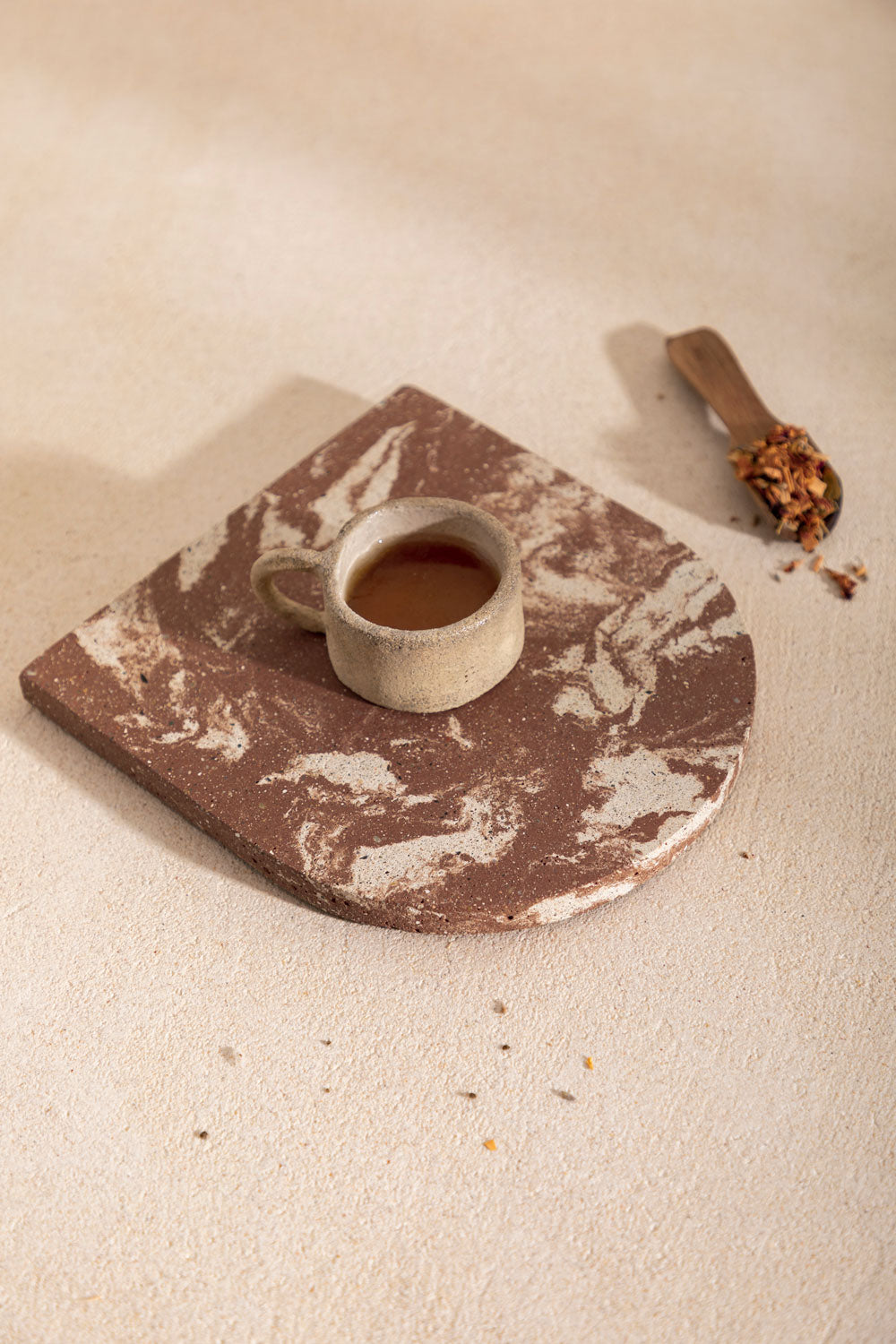 Dessous de plat en béton Lio, teinte Écume Moca. Fabriqué par Atelier Hesmée.