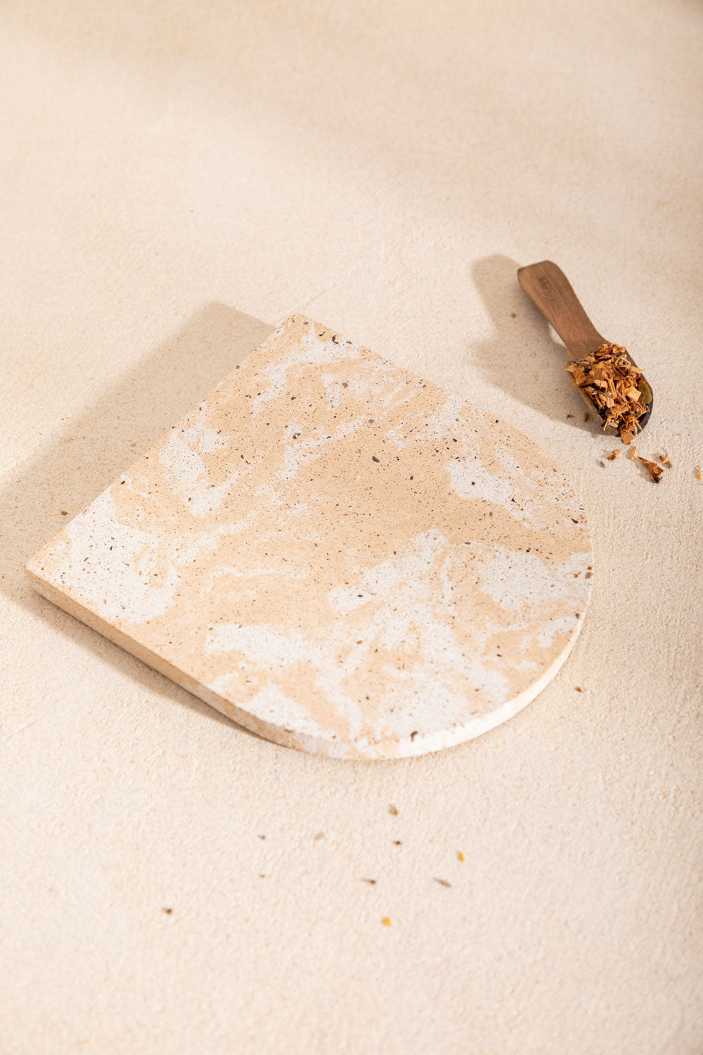Dessous de plat en béton Lio, teinte Écume Sabbia. Fabriqué par Atelier Hesmée.