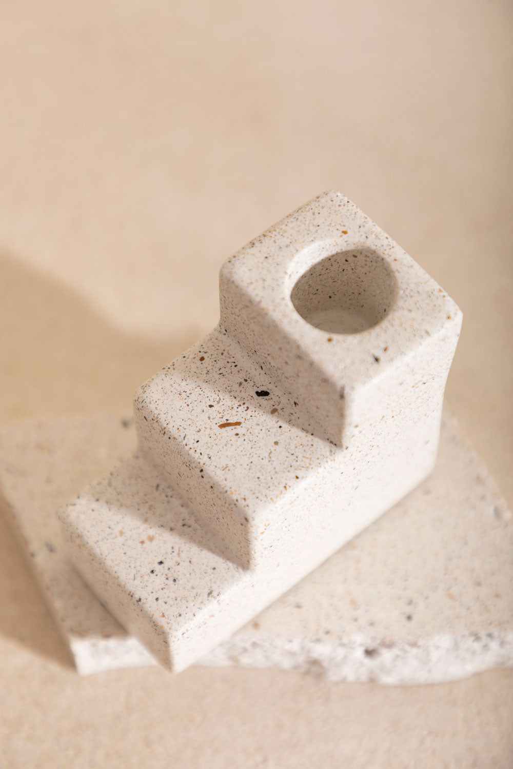 Bougeoir en béton Matteo, teinte Bianco. Fabriqué par Atelier Hesmée.