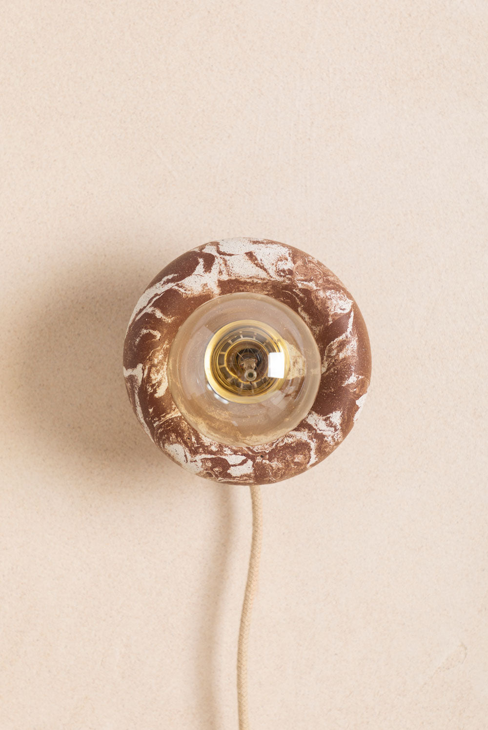 Applique murale en béton Nora, teinte Écume Moca. Câble en jute. Fabriqué par Atelier Hesmée.