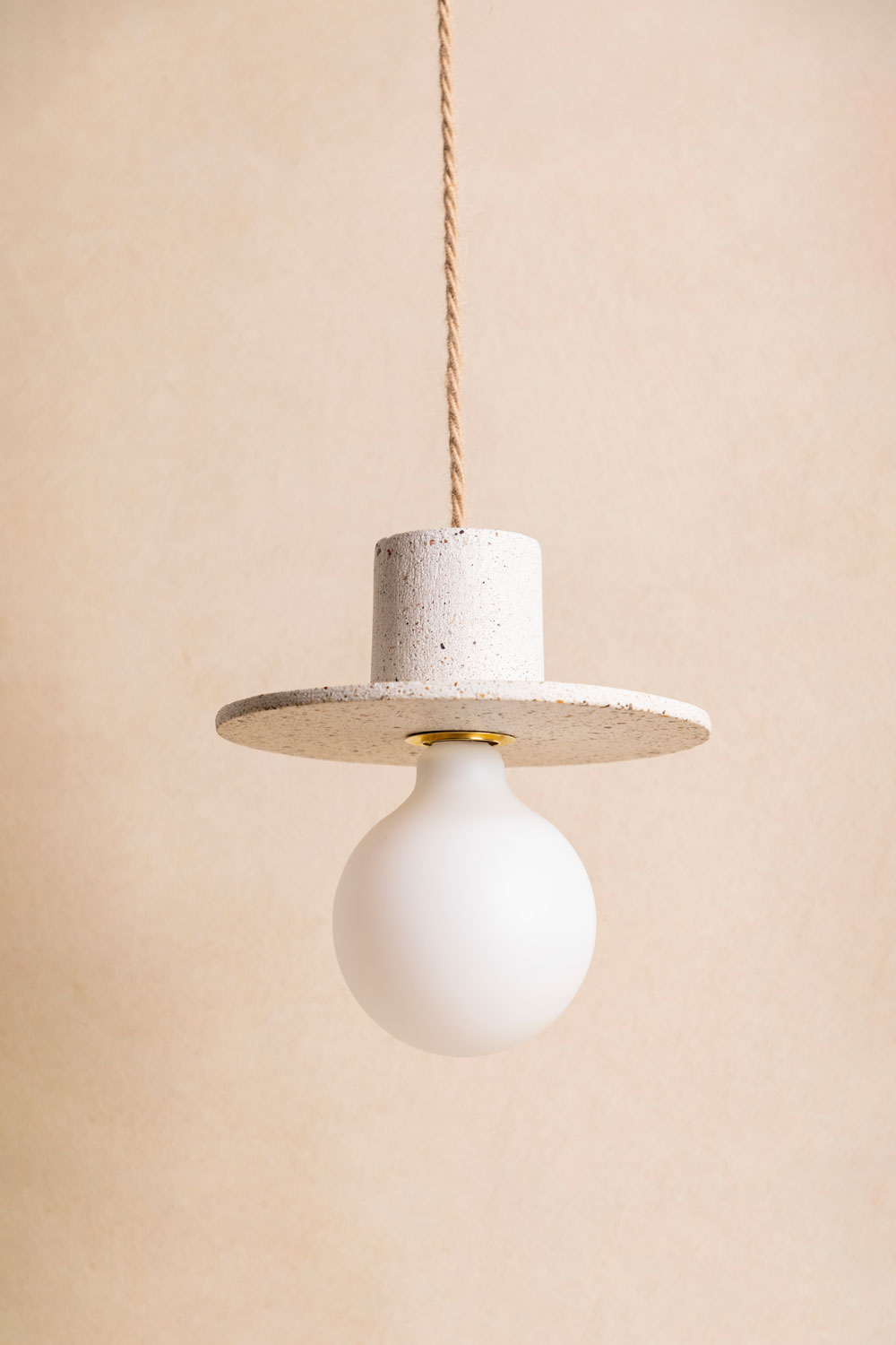 Suspension en béton Alba, teinte Moca. Câble tressé en jute. Douille E27 dorée en laiton. Fabriqué par Atelier Hesmée.