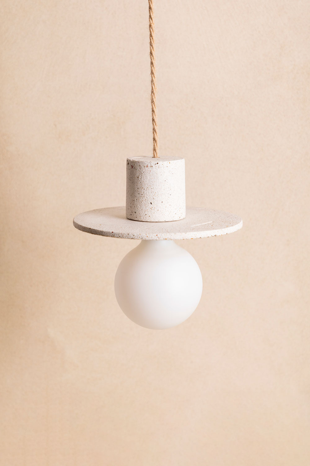 Suspension en béton Alba, teinte Bianco. Câble tressé en jute. Douille E27 dorée en laiton. Fabriqué par Atelier Hesmée.