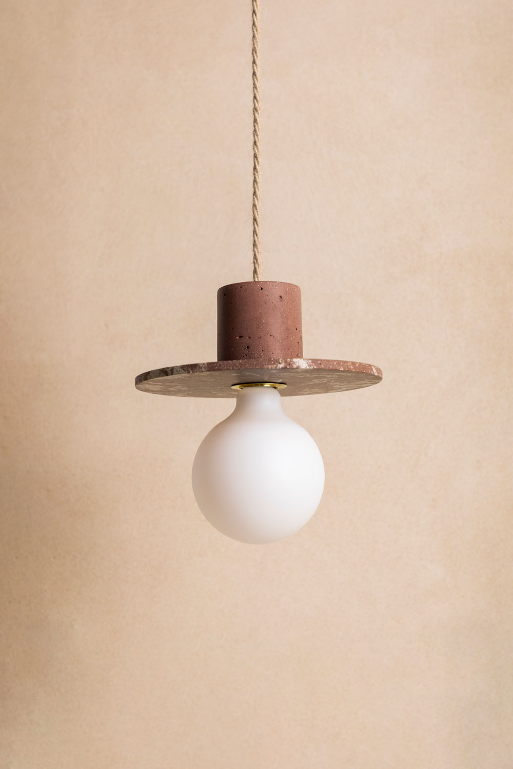 Suspension en béton Alba, teinte Écume Moca. Câble tressé en jute. Douille E27 dorée en laiton. Fabriqué par Atelier Hesmée.