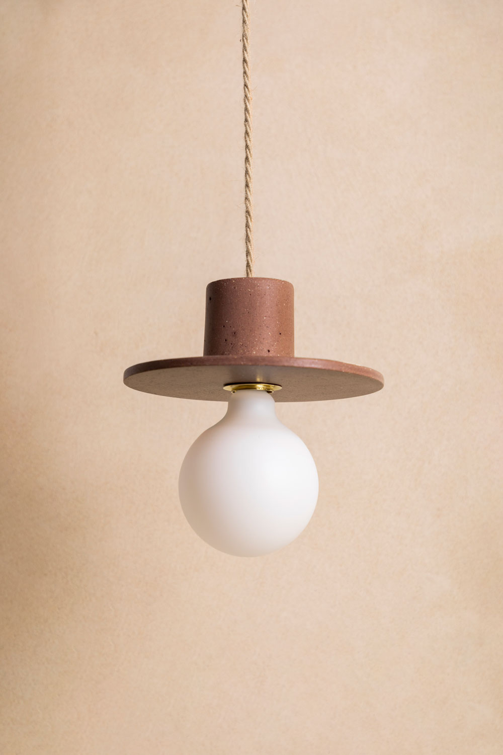 Suspension en béton Alba, teinte Moca. Câble tressé en jute. Douille E27 dorée en laiton. Fabriqué par Atelier Hesmée.