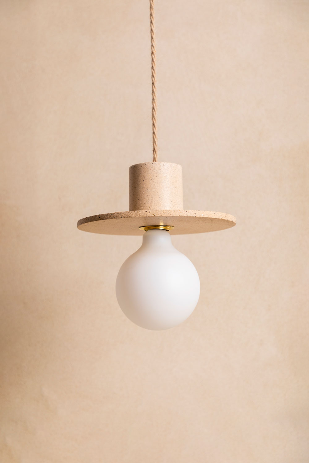 Suspension en béton Alba, teinte Sabbia. Câble tressé en jute. Douille E27 dorée en laiton. Fabriqué par Atelier Hesmée.