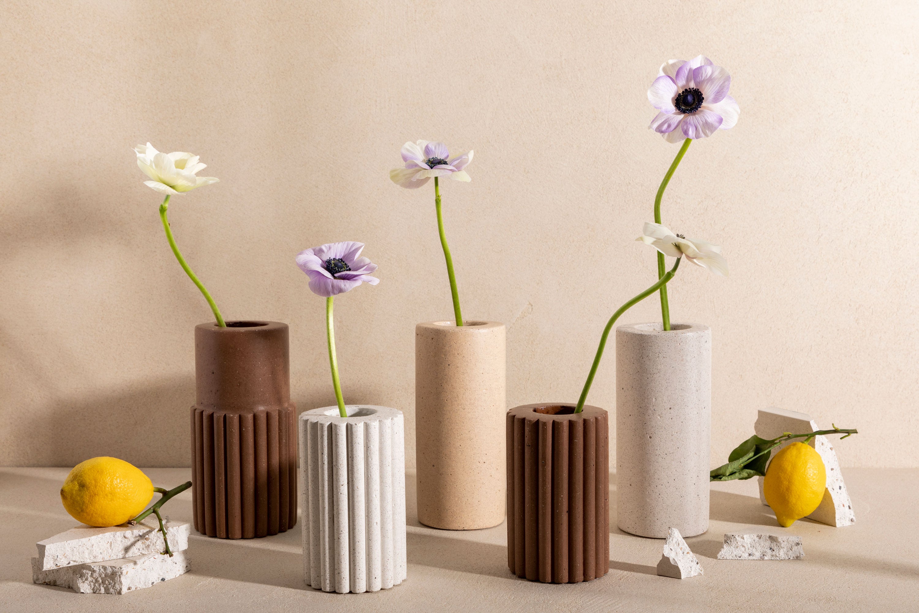 Ensemble de 5 vases en béton, modèles Dédé, André et Gabriel, teinte Sabbia, Moca et Bianco.  Fabriqué par Atelier Hesmée.