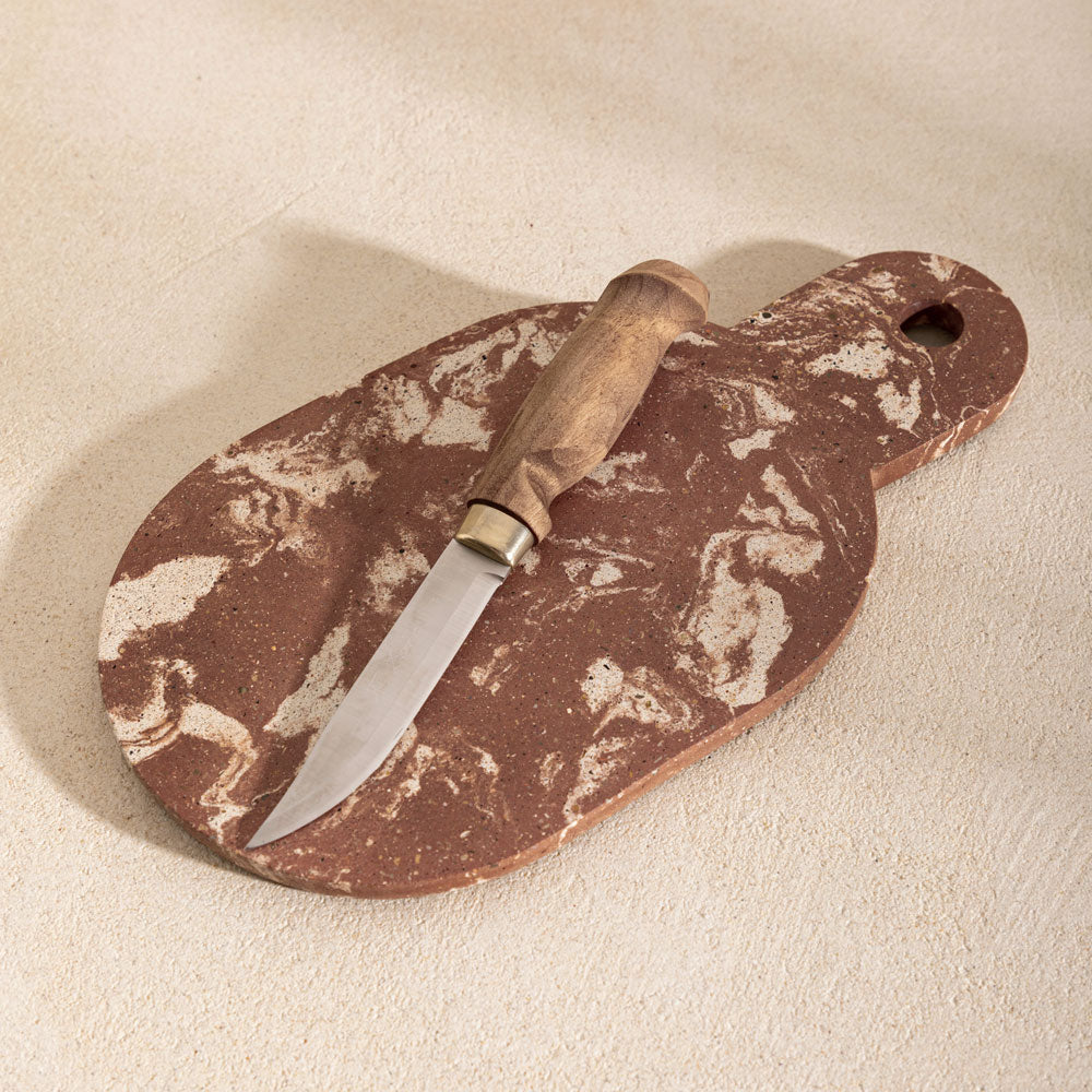 Planche à découper en béton Aimée, teinte Écume Moca. Fabriqué par Atelier Hesmée.