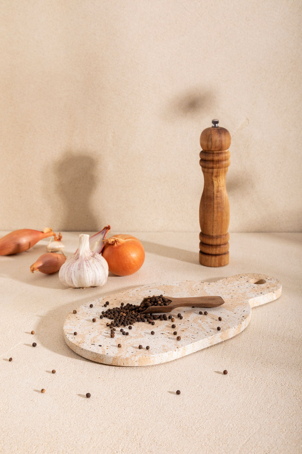 Planche à découper en béton Aimée, teinte Écume Sabbia. Fabriqué par Atelier Hesmée.