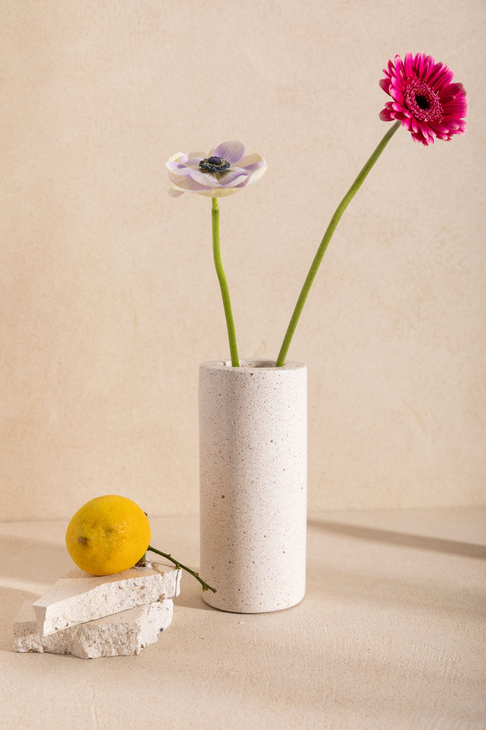 Vase en béton André, teinte Bianco. Fabriqué par Atelier Hesmée.