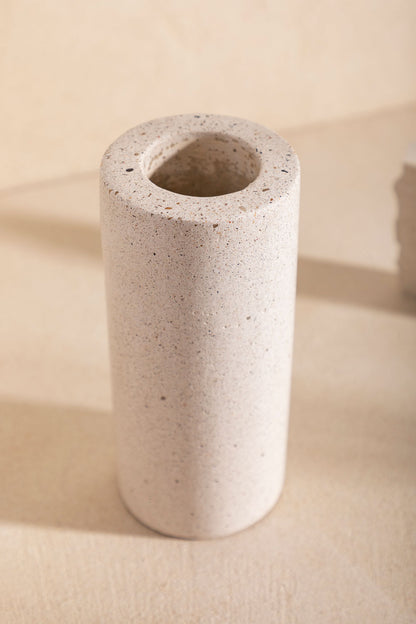 Vase en béton André, teinte Bianco. Fabriqué par Atelier Hesmée.