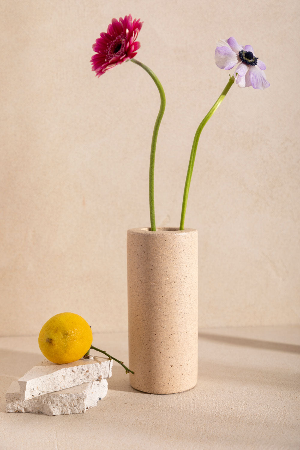 Vase en béton André, teinte Sabbia. Fabriqué par Atelier Hesmée.