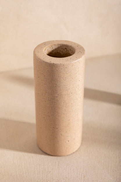 Vase en béton André, teinte Sabbia. Fabriqué par Atelier Hesmée.