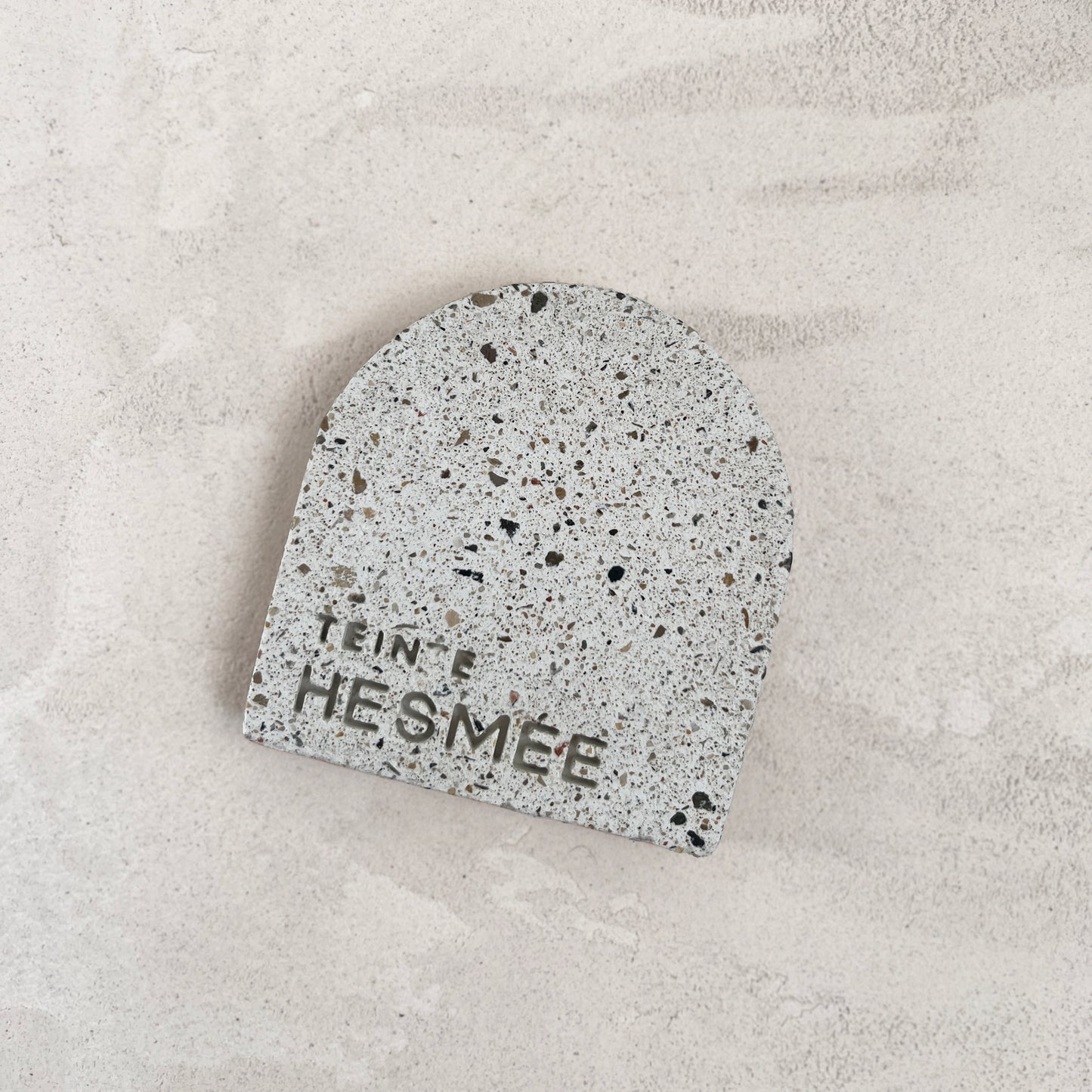 Échantillon de teinte Hesmée en béton, teinte Bianco. Fabriqué par Atelier Hesmée.