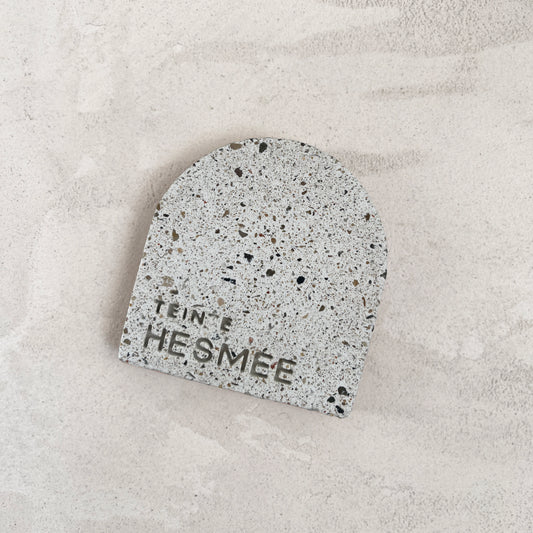 Échantillon de teinte Hesmée en béton, teinte Bianco. Fabriqué par Atelier Hesmée.