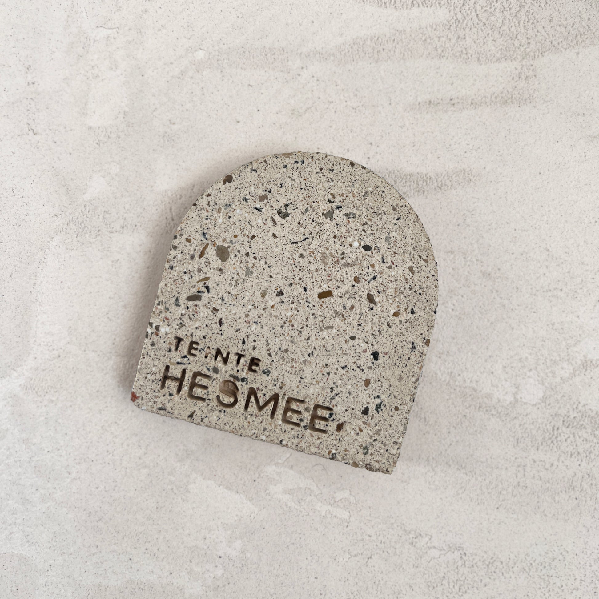 Échantillon de teinte Hesmée en béton, teinte Calcaire. Fabriqué par Atelier Hesmée.