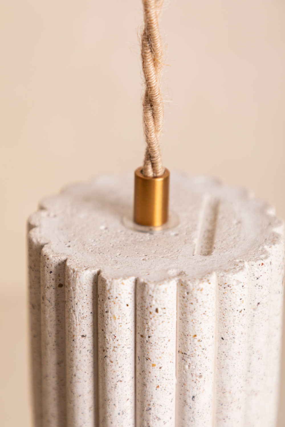 Suspension en béton Chiara, vue du dessus, teinte Bianco. Câble tressé en jute. Fabriqué par Atelier Hesmée.