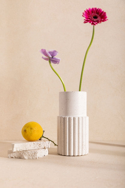 Vase en béton Dédé, teinte Bianco. Fabriqué par Atelier Hesmée.