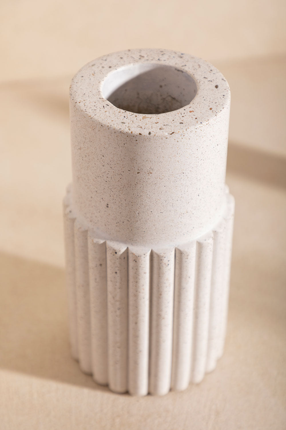 Vase en béton Dédé, teinte Bianco. Fabriqué par Atelier Hesmée.