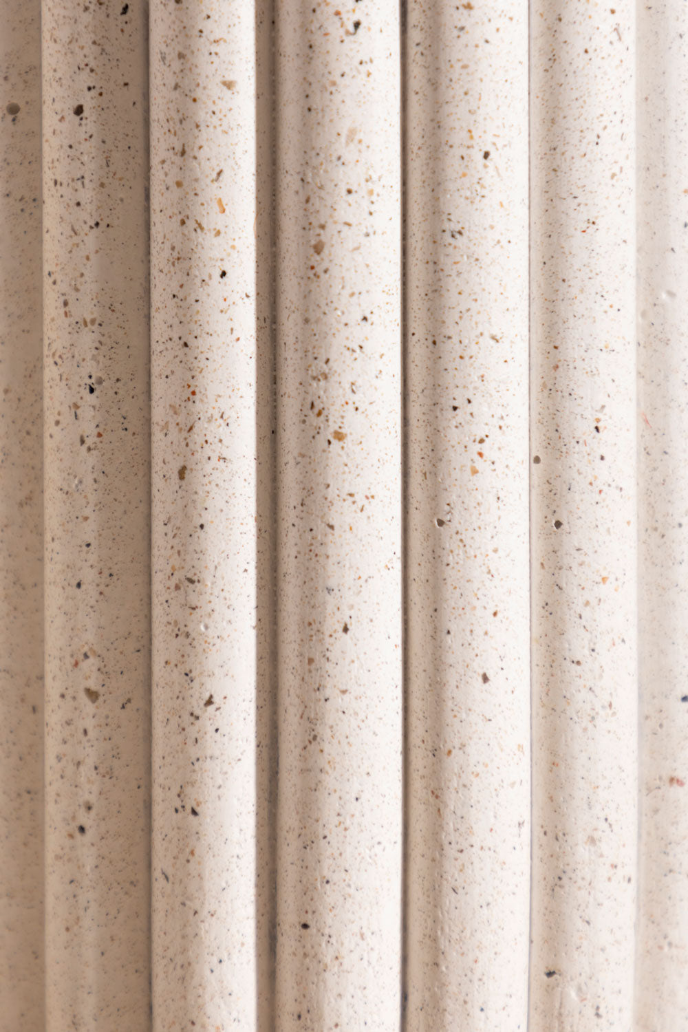 Vase en béton Dédé, teinte Bianco. Fabriqué par Atelier Hesmée. Zoom sur la matière.