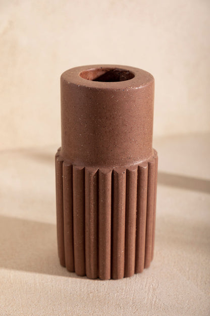 Vase en béton Dédé, teinte Moca. Fabriqué par Atelier Hesmée.