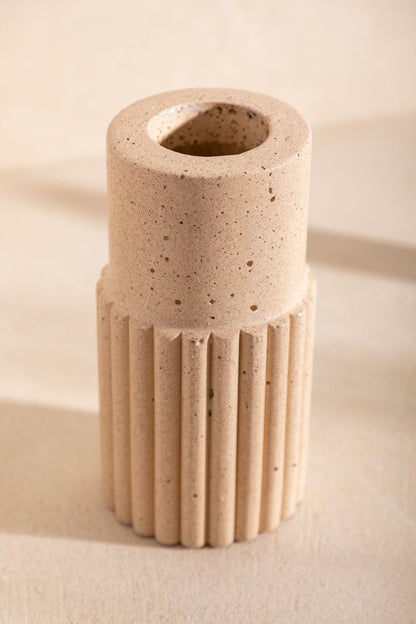 Vase en béton Dédé, teinte Sabbia. Fabriqué par Atelier Hesmée.