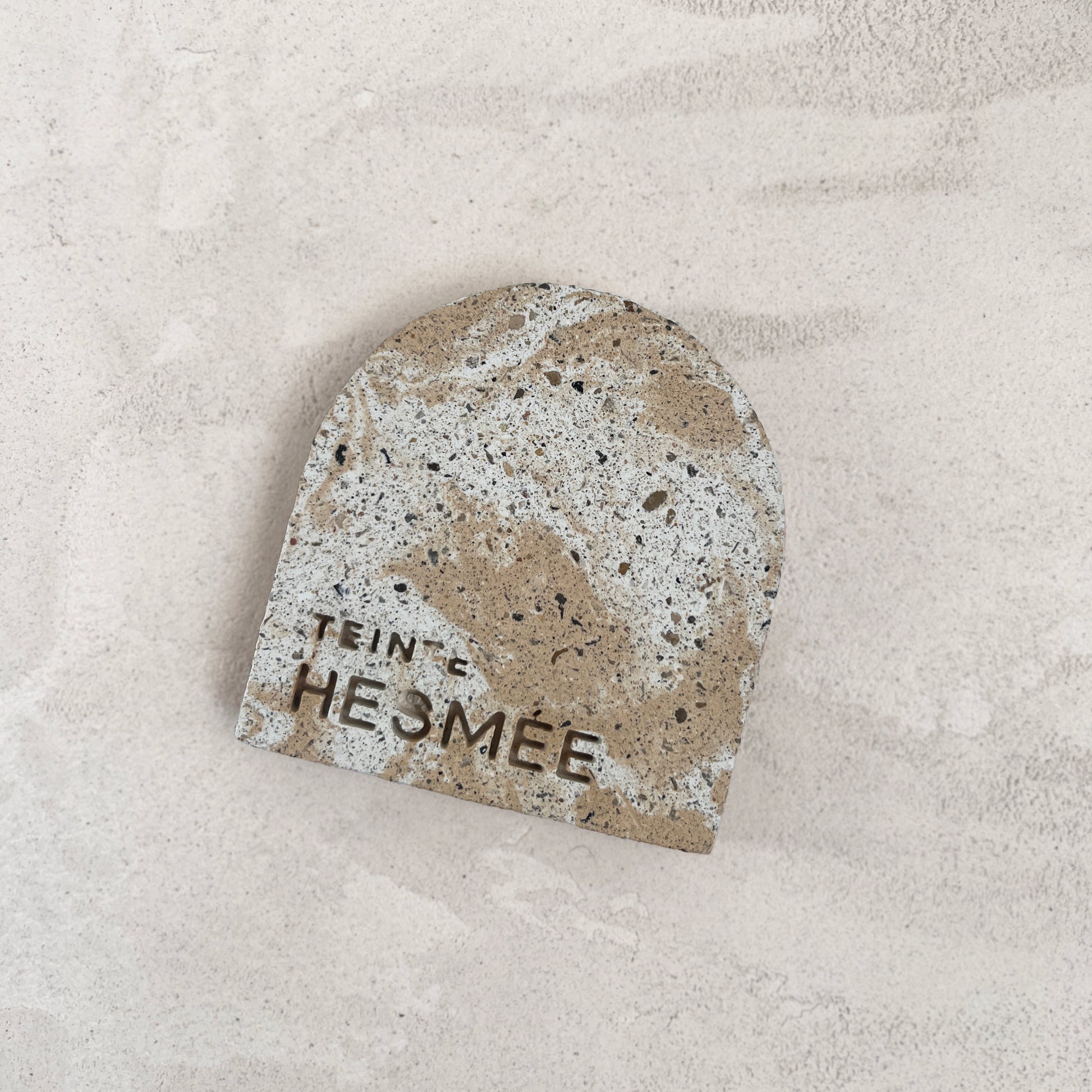 Échantillon de teinte Hesmée en béton, teinte Écume Sabbia. Fabriqué par Atelier Hesmée.