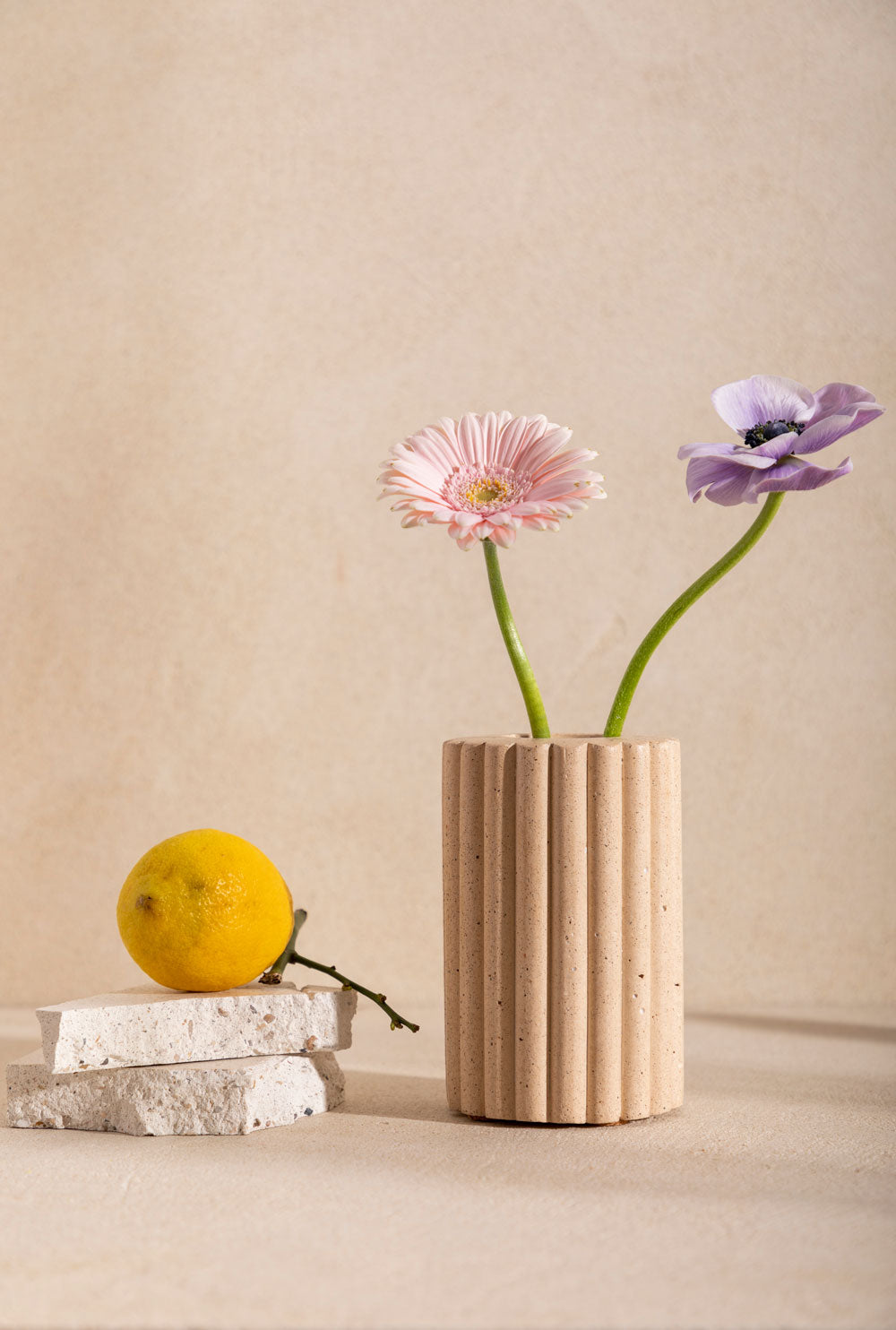 Vase en béton Gabriel, teinte Sabbia. Fabriqué par Atelier Hesmée.