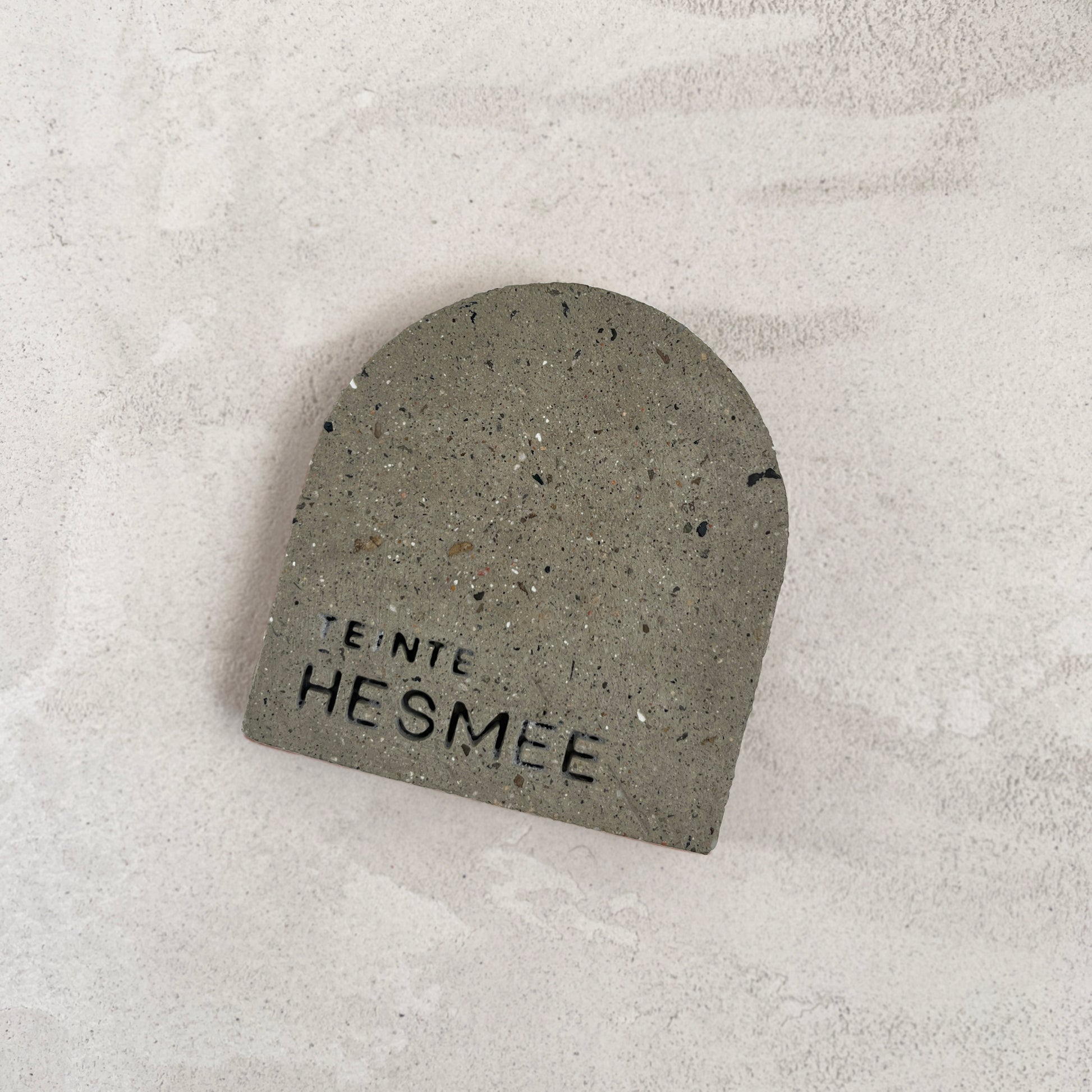 Échantillon de teinte Hesmée en béton, teinte Kaki. Fabriqué par Atelier Hesmée.