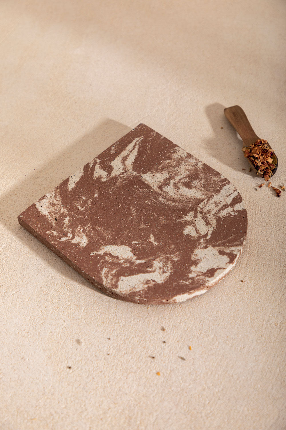 Dessous de plat en béton Lio, teinte Écume Moca. Fabriqué par Atelier Hesmée.