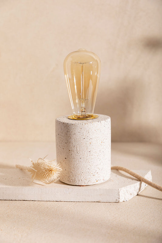 Pied de lampe en béton Luna, teinte Bianco. Câble en jute. Fabriqué par Atelier Hesmée.