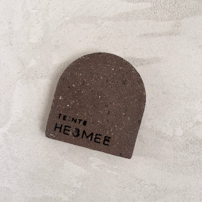 Échantillon de teinte Hesmée en béton, teinte Marron. Fabriqué par Atelier Hesmée.