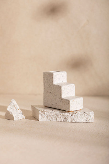 Bougeoir en béton Matteo, teinte Bianco. Fabriqué par Atelier Hesmée.