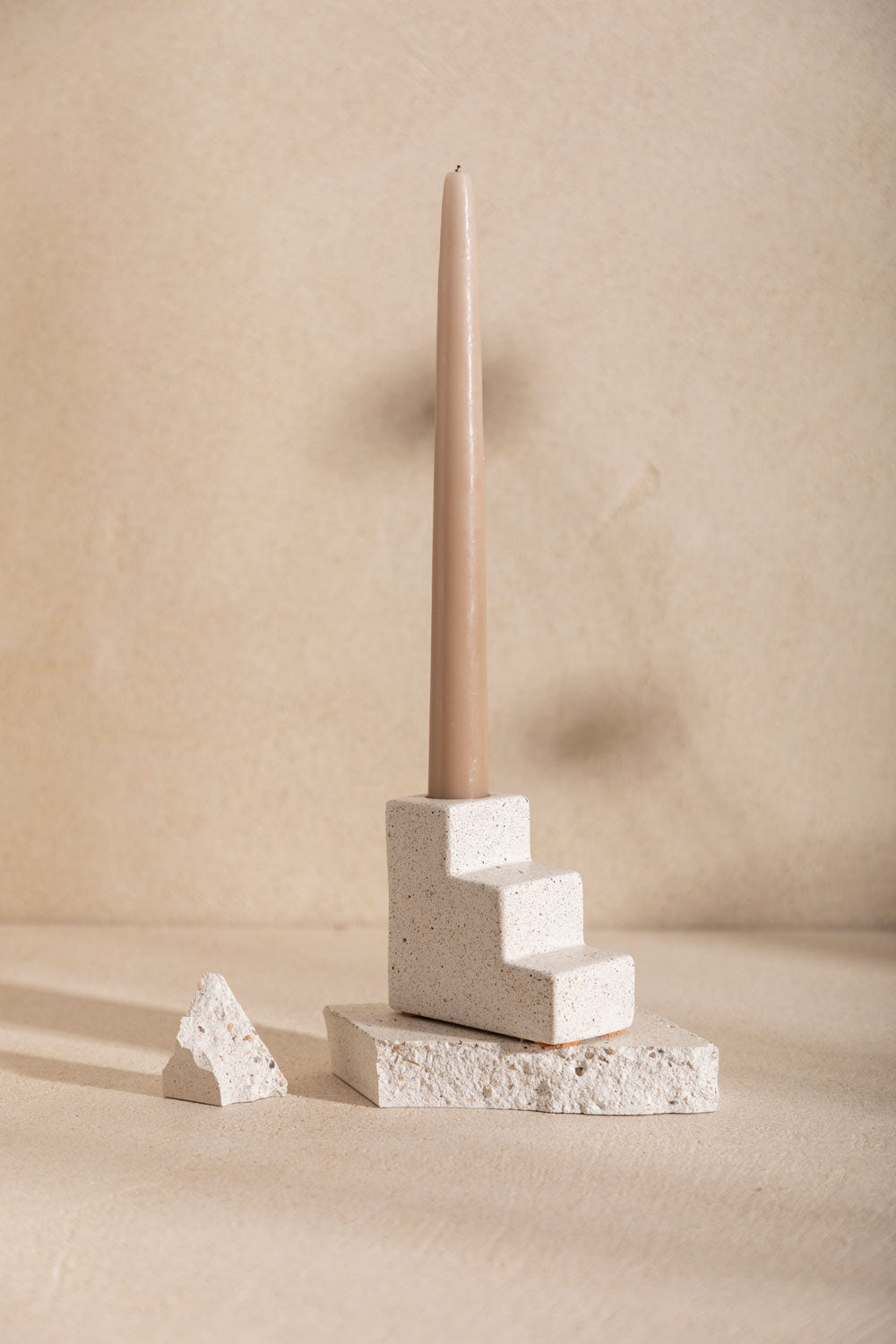Bougeoir en béton Matteo, teinte Bianco. Fabriqué par Atelier Hesmée.