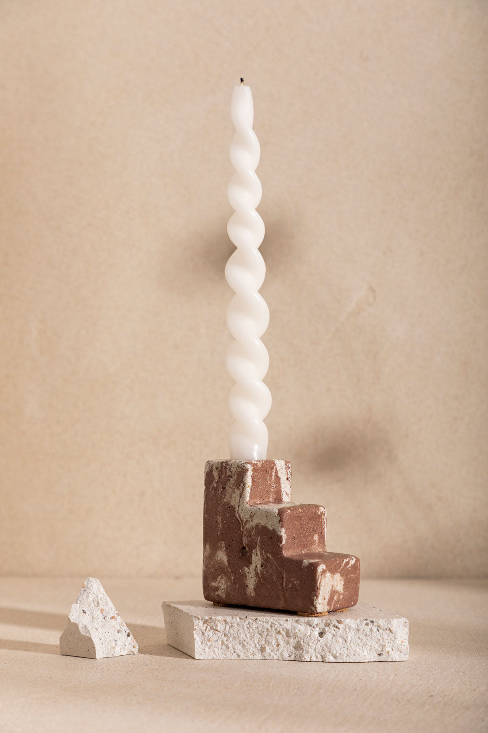 Bougeoir en béton Matteo, teinte Écume Moca. Fabriqué par Atelier Hesmée.