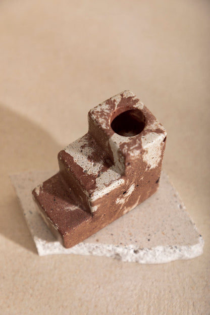 Bougeoir en béton Matteo, teinte Écume Moca. Fabriqué par Atelier Hesmée.