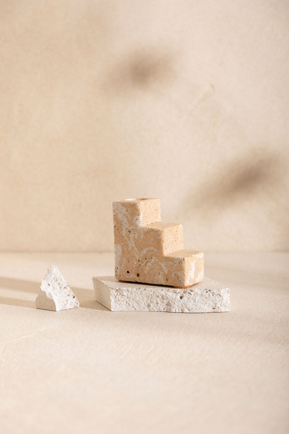 Bougeoir en béton Matteo, teinte Écume Sabbia. Fabriqué par Atelier Hesmée.