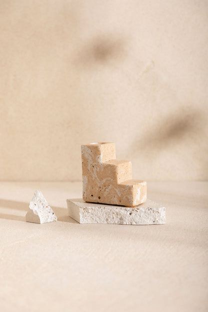 Bougeoir en béton Matteo, teinte Écume Sabbia. Fabriqué par Atelier Hesmée.