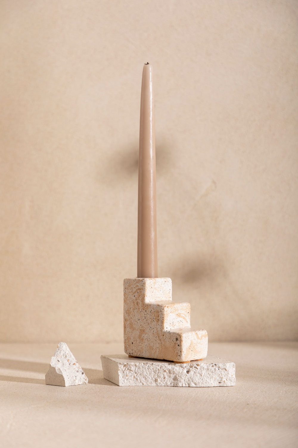 Bougeoir en béton Matteo, teinte Écume Sabbia. Fabriqué par Atelier Hesmée.