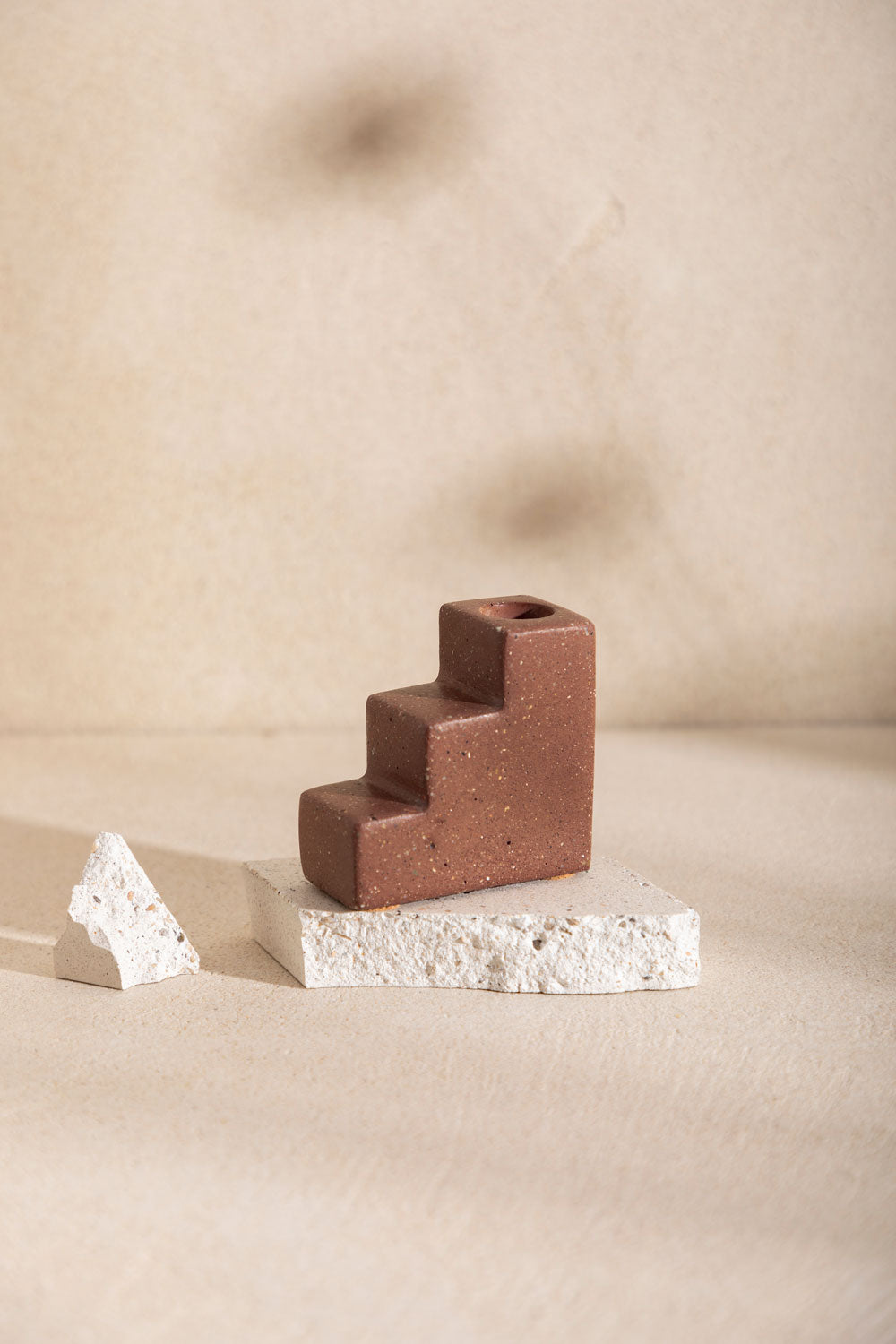 Bougeoir en béton Matteo, teinte Moca. Fabriqué par Atelier Hesmée.