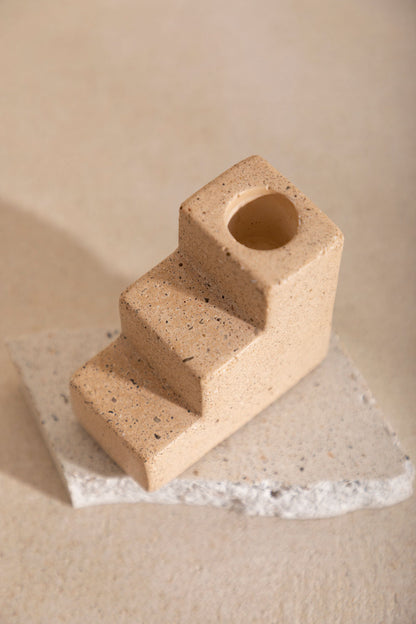 Bougeoir en béton Matteo, teinte Sabbia. Fabriqué par Atelier Hesmée.