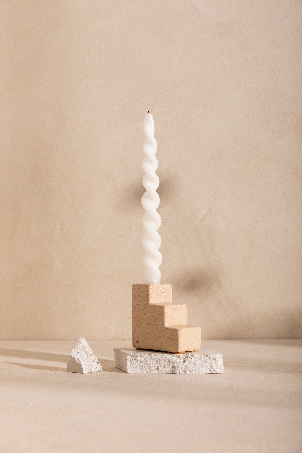 Bougeoir en béton Matteo, teinte Sabbia. Fabriqué par Atelier Hesmée.